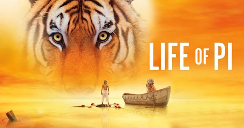 โปสเตอร์ภาพยนตร์ Life of Pi | ชีวิตอัศจรรย์ของพาย (2012) ที่มีเสือเบงกอลตัวใหญ่ทางด้านซ้ายและเด็กชายคนหนึ่งยืนอยู่บนเรือเล็ก ๆ ในทะเลทางด้านขวา มีชื่อเรื่อง "Life of Pi" อยู่ตรงกลางด้านขวา