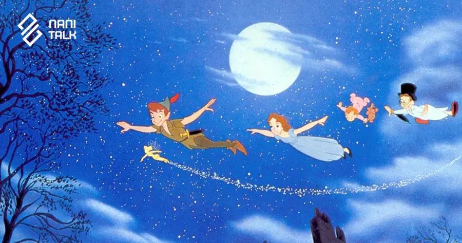 Peter Pan ปีเตอร์ แพน 1953 / ปีเตอร์ แพน, เวนดี้, จอห์น และ ไมเคิล กำลังบินอยู่บนท้องฟ้ายามค่ำคืนเหนือกรุงลอนดอน โดยมีแสงจันทร์ส่องสว่างและทิ้งร่องรอยของละอองดาวไว้เบื้องหลัง