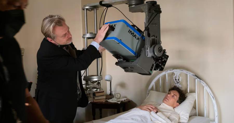 คริสโตเฟอร์ โนแลน กำลังทำงานกับกล้อง IMAX ในกองถ่ายร่วมกับนักแสดง ซิลเลียน เมอร์ฟี่ ระหว่างการถ่ายทำ 