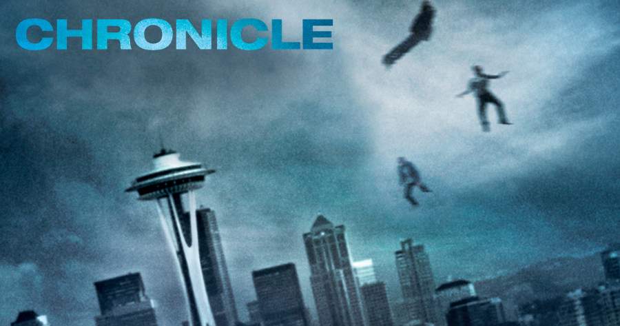 โปสเตอร์ภาพยนตร์ Chronicle | โครนิเคิล บันทึกลับเหนือโลก (2012) ที่มีฉากหลังเป็นเมืองซีแอตเทิลในสหรัฐอเมริกา ตัวละครสามคนลอยอยู่กลางอากาศเหนือเมืองโดยมี Space Needle เป็นจุดเด่นอยู่เบื้องหลัง โทนสีของภาพเป็นสีฟ้าเข้มและเทา สื่อถึงความลึกลับและความตึงเครียด