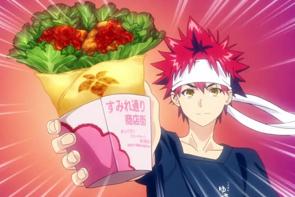 โซมะ ยูกิฮิระ ตัวละครหลักจากอนิเมะเรื่อง Food Wars! กำลังยิ้มและถือเครปญี่ปุ่นที่เต็มไปด้วยไก่คาราเกะกรอบและผักสด