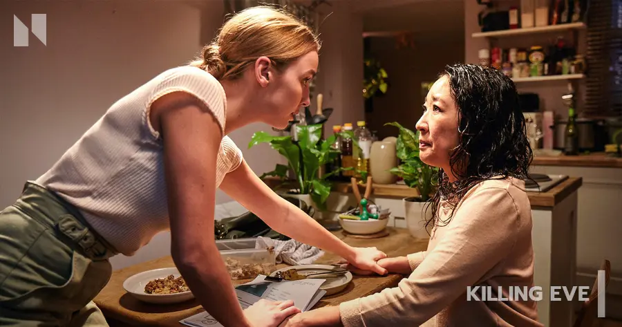 ผู้หญิงจับมือกับผู้หญิงอีกคนในเรื่อง Killing Eve (2018)